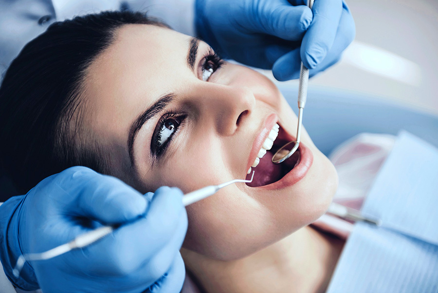 Mujer en tratamiento de odontología
